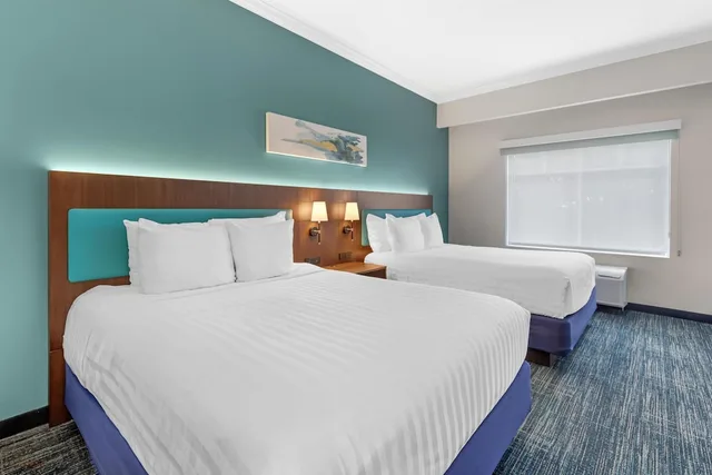 غرفة بسريرين مزدوجين مع أريكة بحوض استحمام، Best Western Plus Miami Airport North Hotel & Suites 4/9