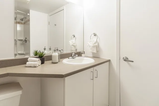 جناح بسرير كينج وسرير كوين بشرفة، Hotel Saint Laurent Montreal 4/8