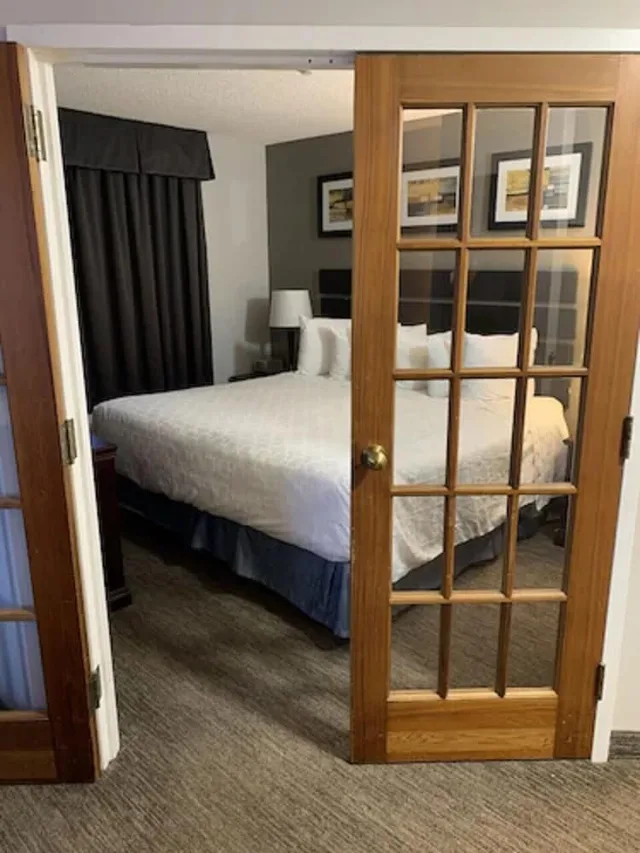 جناح ديلوكس بسرير كينج بغرفة نوم واحدة، Travelodge Hotel Sudbury 2/3