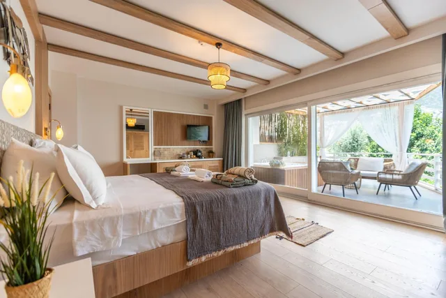 غرفة ديلوكس بسرير مزدوج بشرفة، Kalkan Saray Suites Hotel 1/7