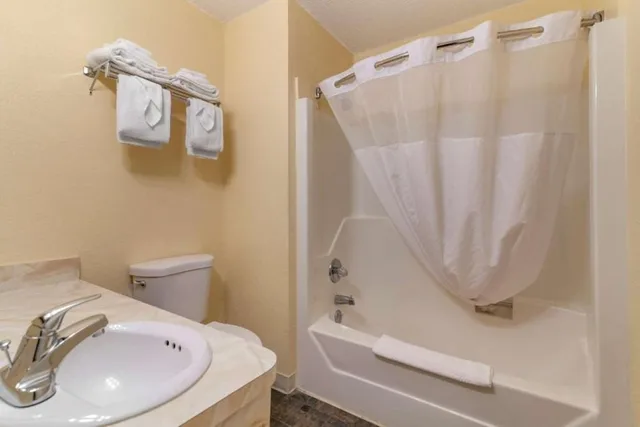غرفة قياسية بسريرين كوين، Lake George Outlets 4/4