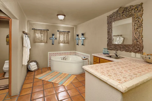 Deluxe, King Bed, Lake Side, Lake View، Cibolo Creek Ranch Marfa 2/3