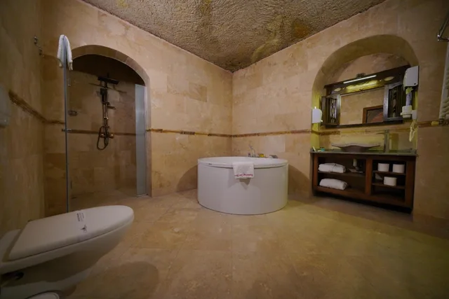 جناح جونيور، Shoestring Cave House 4/4