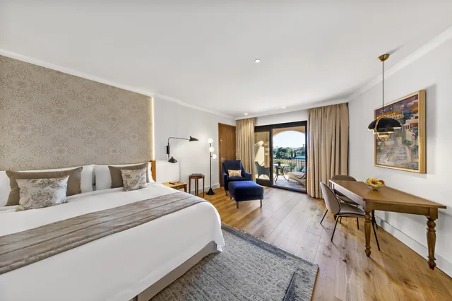 غرفة ديلوكس بسرير كينج بإطلالة على البحر بشرفة، St Regis Mardavall Mallorca Resort 2/10
