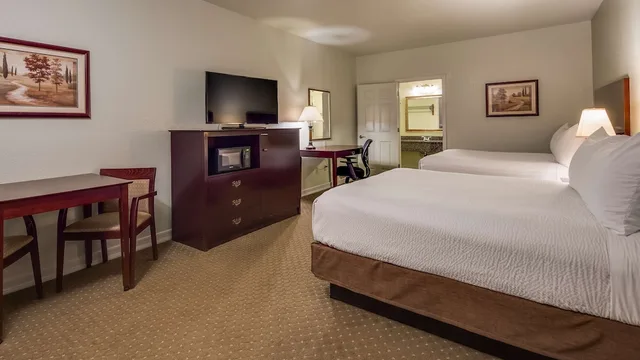 غرفة قياسية بسريرين كوين، Best Western Plus Bayshore Inn 2/10