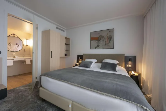 جناح بسرير كينج بشرفة مع أريكة بمنطقة جلوس، Best Western Premier Masqhotel 2/6