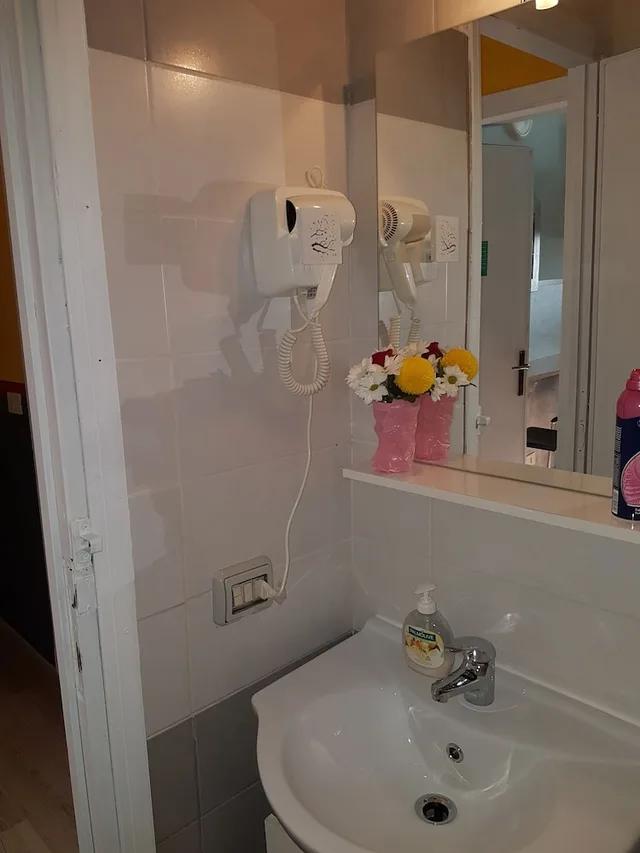 غرفة بسرير كوين بحمام خاص، Roman Holidays Hostel 6/6