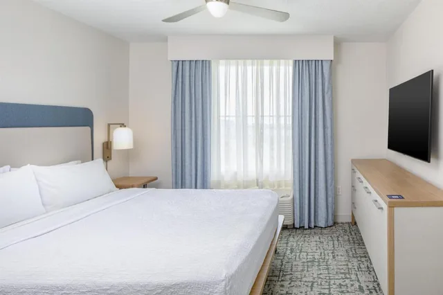 جناح بسرير كينج مع أريكة لذوي الإعاقة، Homewood Suites by Hilton Lake Buena Vista Orlando 1/7