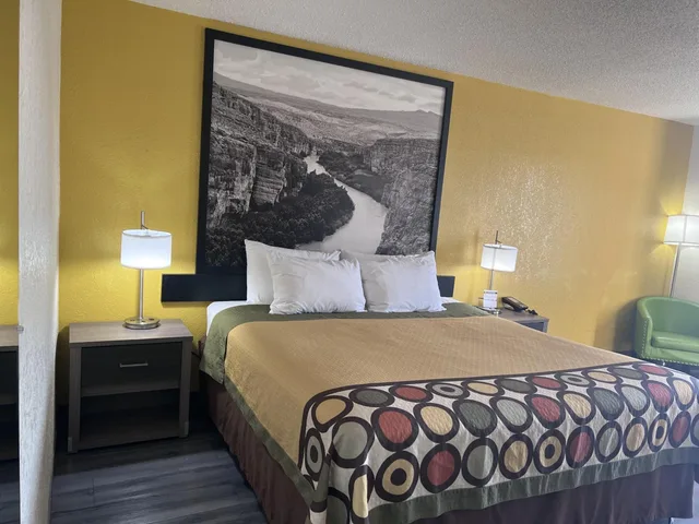 غرفة بسرير كينج للمدخنين، Super 8 By Wyndham Ft Stockton 4/8