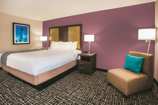 غرفة بسرير كينج لذوي الإعاقة، La Quinta Inn & Suites by Wyndham Cincinnati NE - Mason 2/2