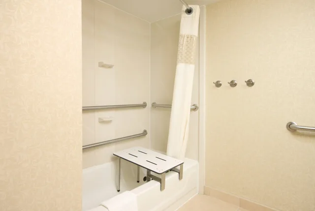 غرفة بسرير مزدوج لذوي الإعاقة، Hampton Inn White Plains Tarrytown 2/3