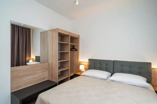 شقة بسرير مزدوج بشرفة بغرفة نوم واحدة مع أريكة في الطابق الأرضي، Bacan Serviced Apartments 1/10