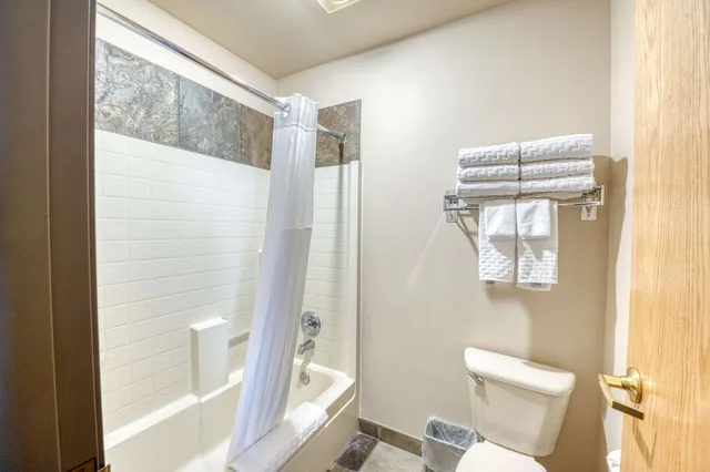 غرفة قياسية بسريرين كوين يُسمح فيها بالحيوانات الأليفة، Best Western Northwest Lodge 10/10