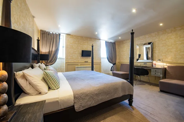 Four Poster, King Bed, Sofa، Brooks Hotel Edinburgh 2/8
