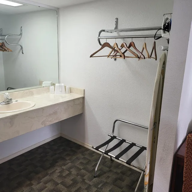 غرفة قياسية بسرير كوين، Blue Ribbon Inn and Suites 5/5