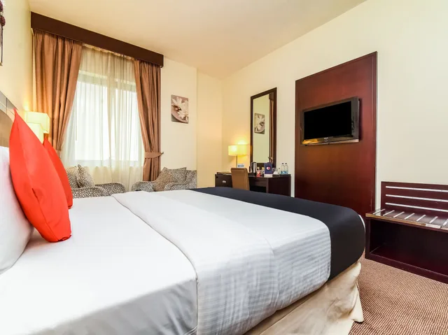 Deluxe, King Bed, Landmark Summit Hotel 3/7
