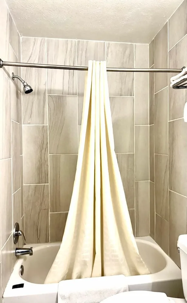 غرفة بسرير كينج للمدخنين، Highlander Inn Cleveland Beachwood Near I-480 4/4