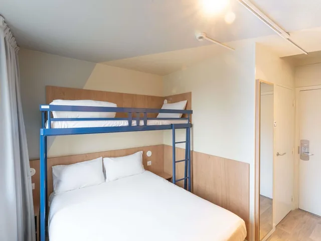 غرفة ثلاثية بسرير مزدوج وسرير بطابقين، Ibis Budget Rennes Cesson 4/10