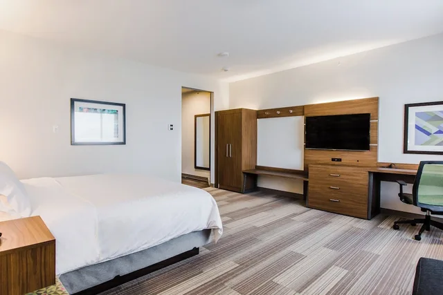 جناح بسرير كينج بحوض جاكوزي، HOLIDAY INN EXPRESS & SUITES WEST EDMONTON-MALL AREA 3/9
