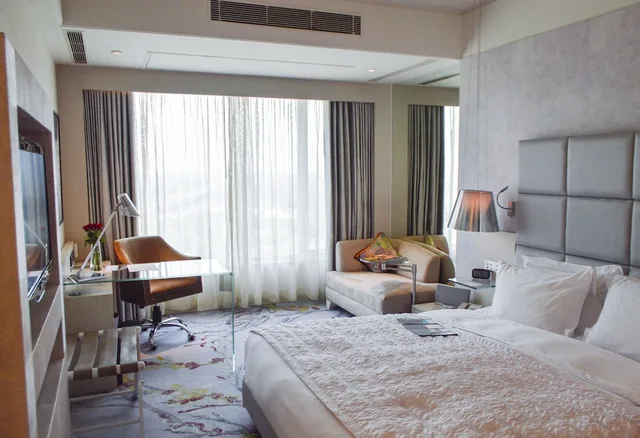 غرفة بسريرين منفصلين بإطلالة، Le Meridien Gurgaon 2/6