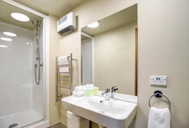 جناح تنفيذي بسريرين كوين وسريرين منفصلين بإطلالة على البحيرة بـ3 غرف نوم، Lakefront Apartments and Lodges 4/4