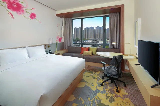 غرفة ديلوكس بسرير كينج بإطلالة على الحديقة، Hilton Garden Inn Qidong 3/4