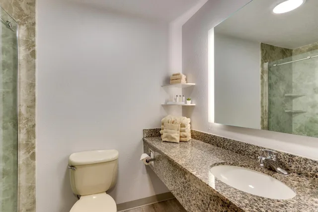 غرفة بسرير كينج بإطلالة على البحيرة، Parkshore Resort 5/6