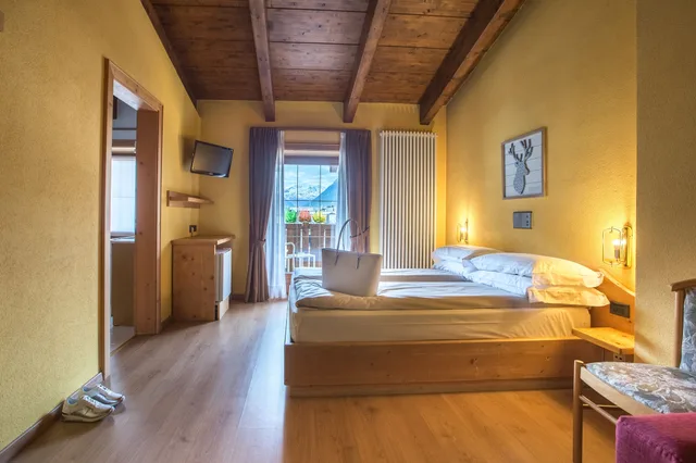 غرفة قياسية رباعية بسرير مزدوج بغرفة نوم واحدة مع أريكة، Angelica Hotel 2/8