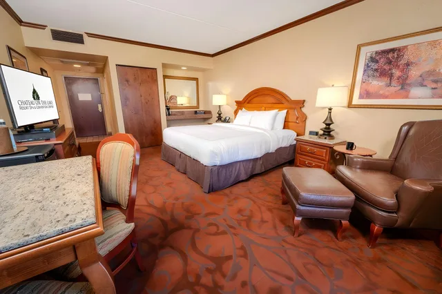 غرفة بإطلالة على البحيرة، Chateau On the Lake Resort Spa And Convention Centre 2/2