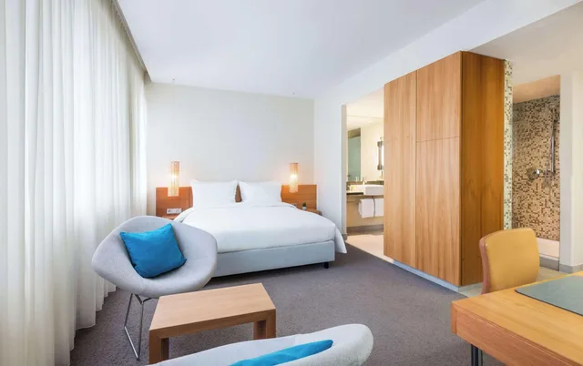 غرفة بسرير كينج وسرير كوين، Lindner Hotel Berlin Ku'damm, part of JdV by Hyatt 1/1