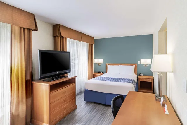 جناح بسرير كوين مع أريكة في المبنى الرئيسي، Econo Lodge Inn & Suites Calgary - University 5/7