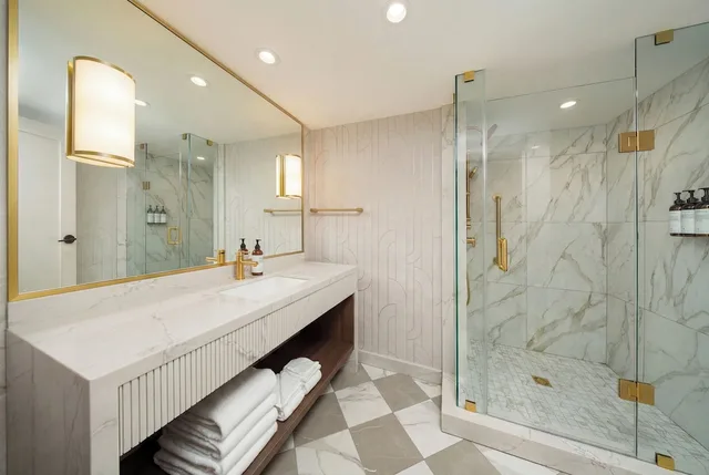 Premium, Suite, 2 Queen Beds, Falls View, Sofa, High Floor، Embassy Suites By Hilton Niagara Falls Fallsview 4/4