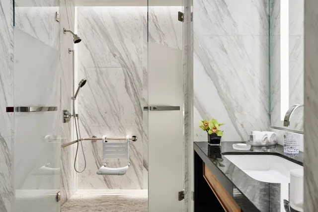 غرفة سوبيريور بسرير كينج لذوي الإعاقة، Four Seasons Hotel Madrid 4/4