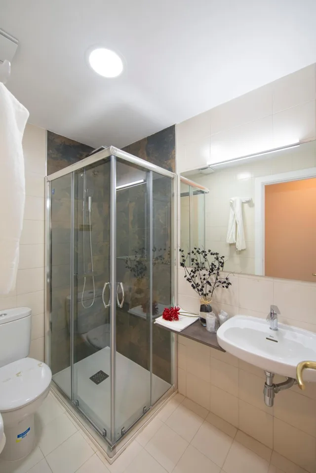غرفة بسريرين منفصلين بشرفة، Hotel Mino 6/6