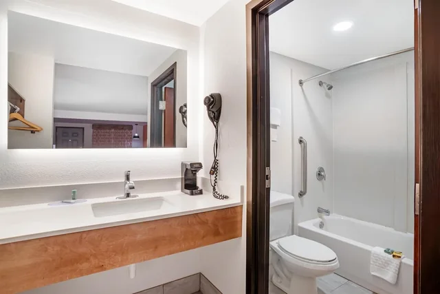 غرفة قياسية بسريرين كوين مع أريكة، Best Western Statesville Inn 9/9
