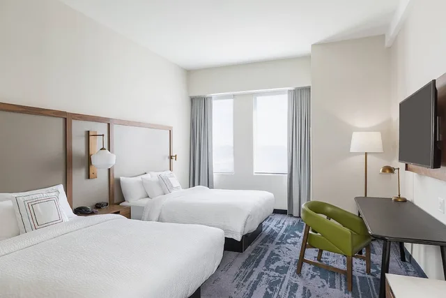 suite, multiple beds, corner، Fairfield Inn & Suites By Marriott Des Moines Downtown 3/6