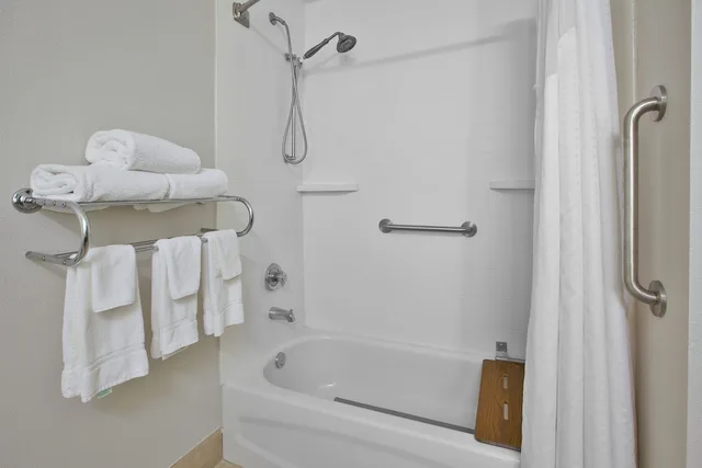 غرفة قياسية بسرير كوين بحوض جاكوزي لذوي الإعاقة، Holiday Inn Express Hotel And Suites Cincinnati Northeast Milford 6/7
