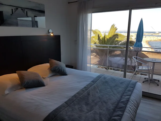 غرفة بسرير مزدوج بإطلالة على البحر بشرفة، Citotel La Potiniere 3/3