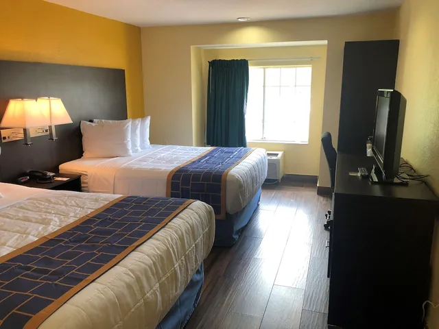 غرفة بسريرين كوين لذوي الإعاقة، Days Inn And Suites By Wyndham Tampa Raymond James Stadium 4/10