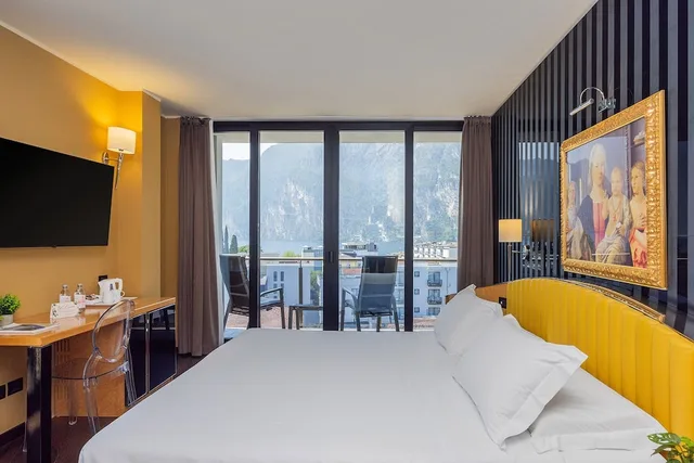 جناح جونيور بسرير كوين بإطلالة على البحيرة بشرفة، Hotel Garda 3/10