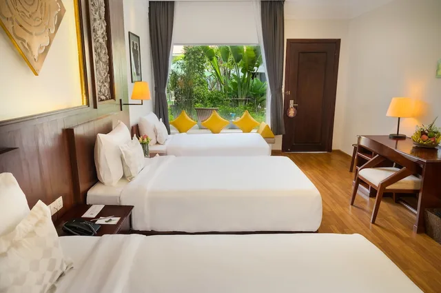 غرفة ديلوكس ثلاثية بسرير كينج وسرير فردي بإطلالة على المسبح، Sabara Angkor Resort & Spa 2/6