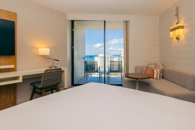 جناح جونيور بسرير كينج بإطلالة على البحر بشرفة مع أريكة، Waikiki Beach Marriott Resort and Spa 3/9