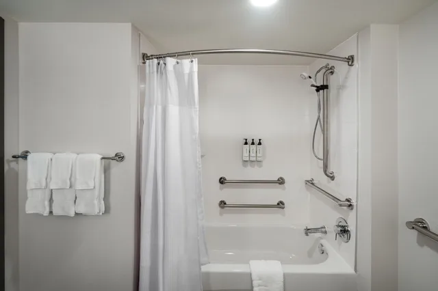 غرفة قياسية بسريرين مزدوجين لذوي الإعاقة، Crowne Plaza Atlanta NE - Norcross 5/6