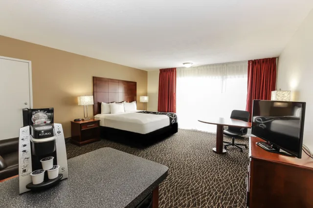 جناح ديلوكس بسرير كينج، La Quinta Inn By Wyndham Clearwater Central 2/3