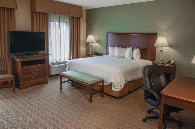 جناح استوديو بسرير كينج بحوض جاكوزي، Hampton Inn & Suites Youngstown - Canfield 2/5