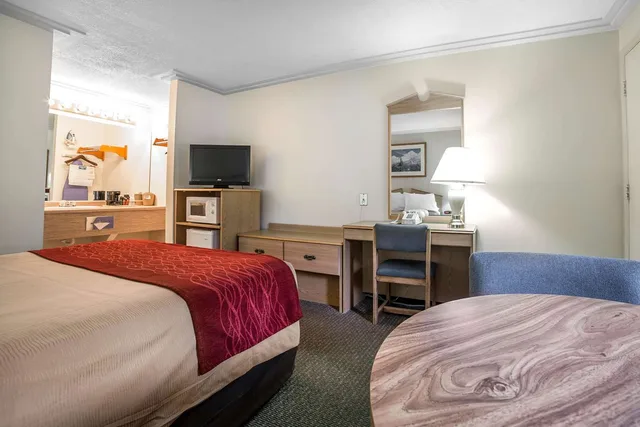 غرفة بسرير كوين، Rodeway Inn & Suites Pronghorn Lodge Lander 1/3