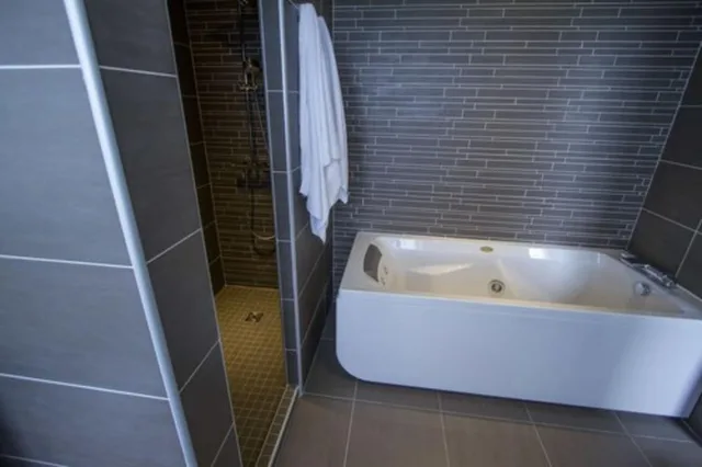 غرفة حصرية بسرير كوين بإطلالة على البحر بحوض جاكوزي، Hôtel La Santa 4/5