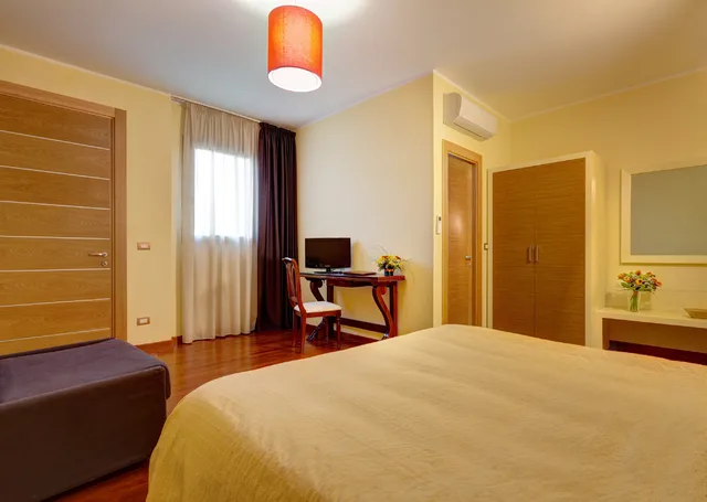 غرفة ثلاثية، Hotel Ghala 1/3