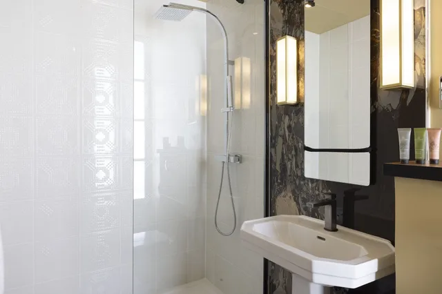 جناح بسرير كوين مع أريكة، Hotel Le Rocroy 4/4