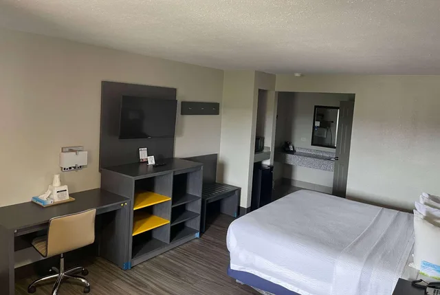 Room, King Bed, Days Inn by Wyndham Ruston LA 2/2